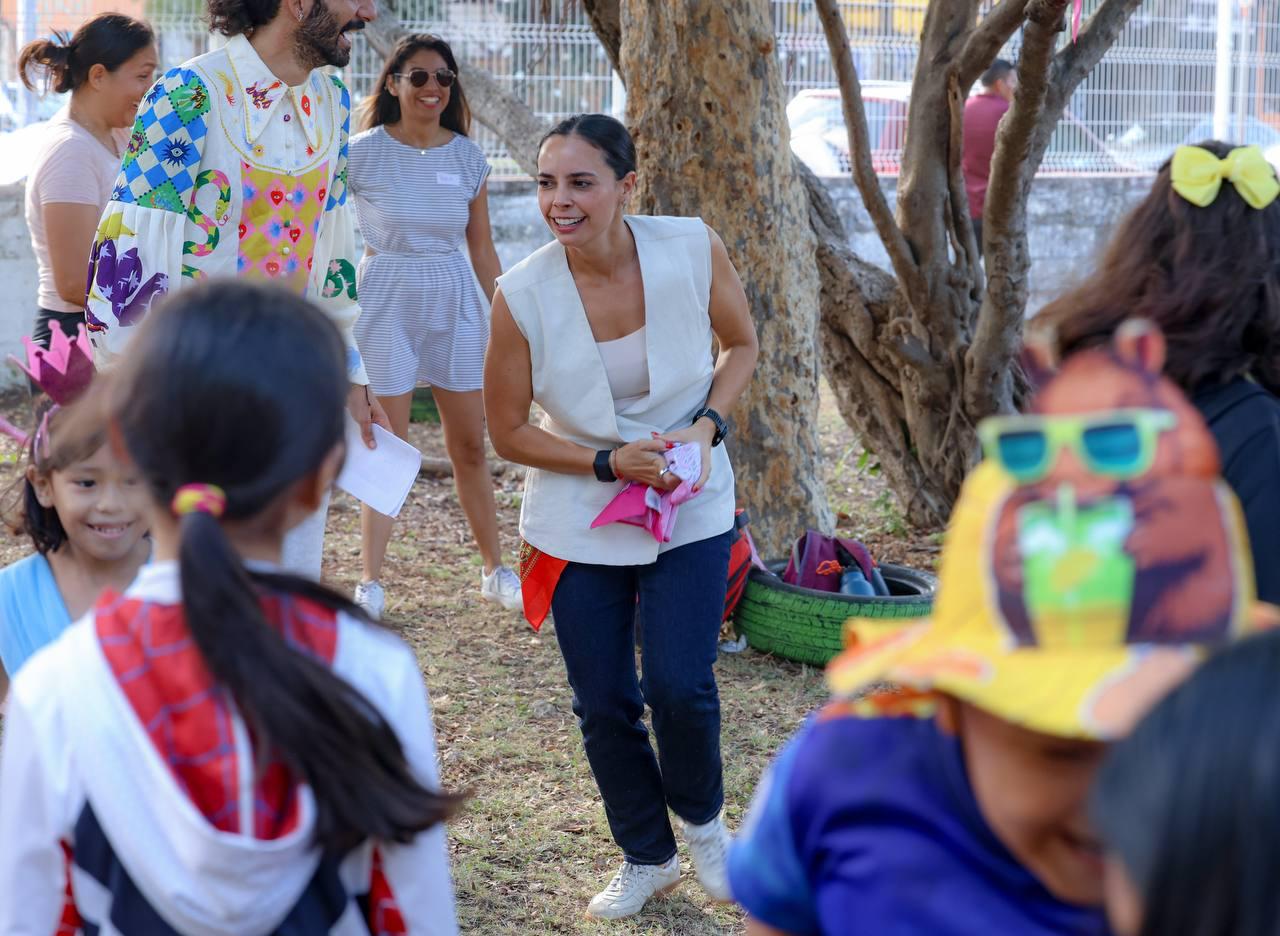 Celebra Ana Paty Peralta a niñas y niños de la Escuela de Iniciación ...